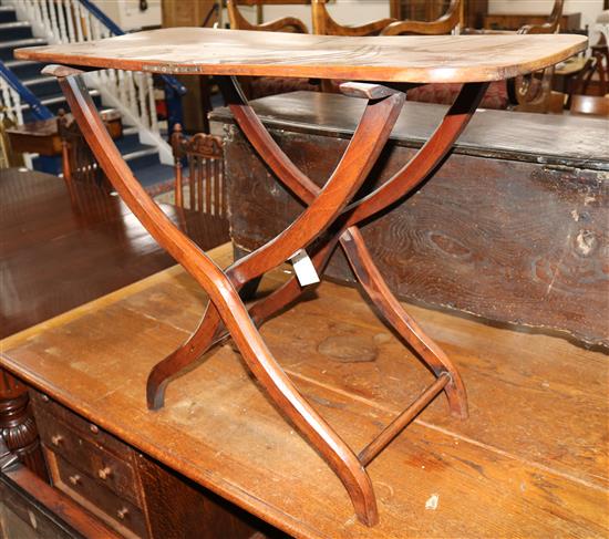 A Victorian mahogany coaching table W: 90cm